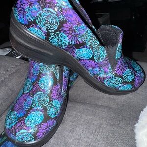 Easy Street Floral Women's Shoes - Black, Blue, Purple SZ 7w good used condition